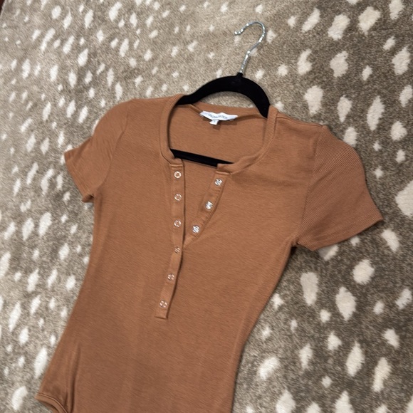 Olivaceous Tan Ribbed Bodysuit. Size S - Picture 4 of 7